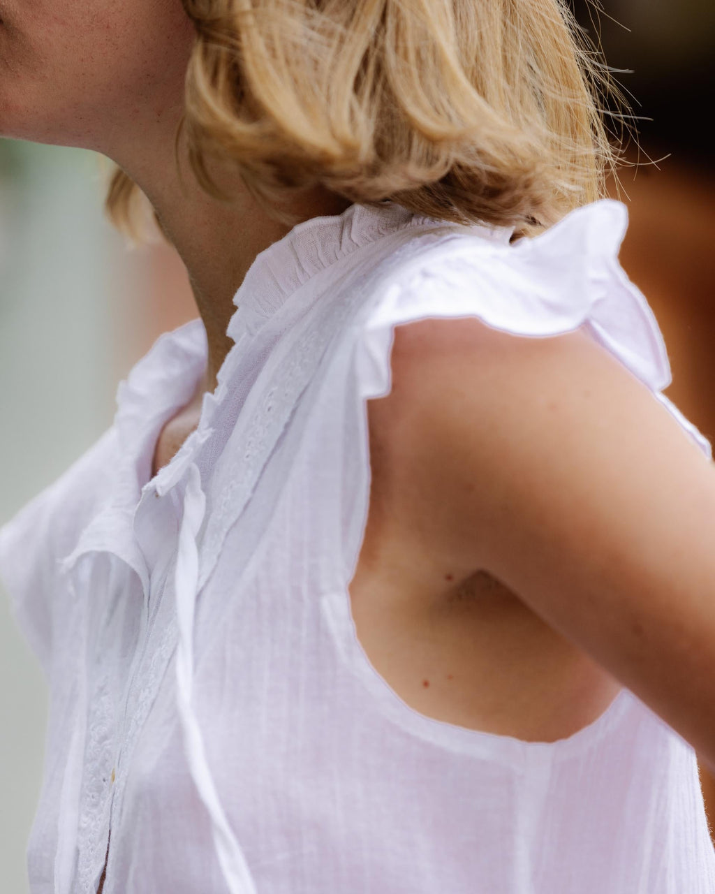 BLUSA SIN MANGA VOLANTE TROQUELADOS