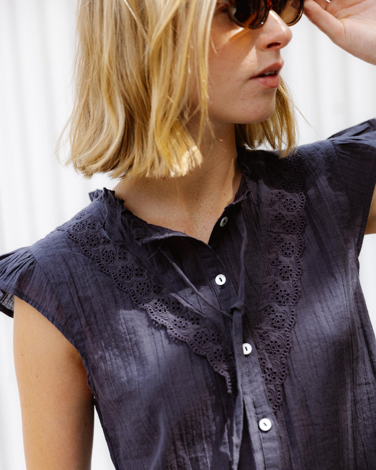 BLUSA SIN MANGA VOLANTE TROQUELADOS