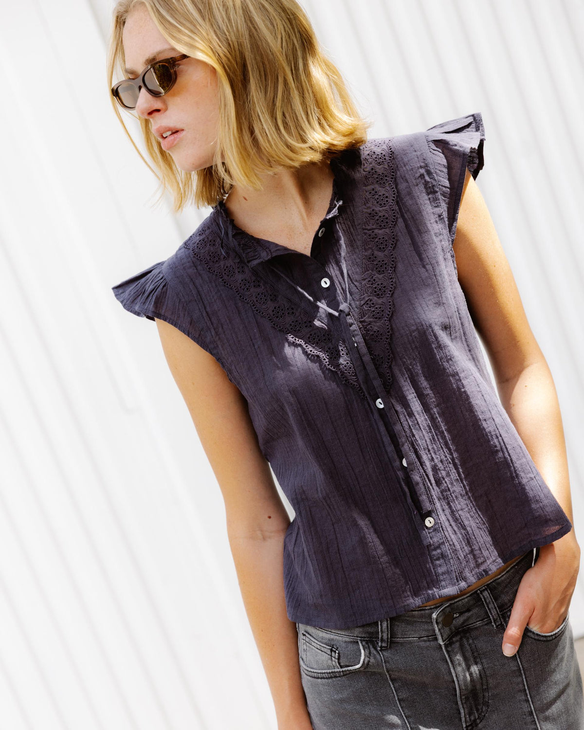 BLUSA SIN MANGA VOLANTE TROQUELADOS