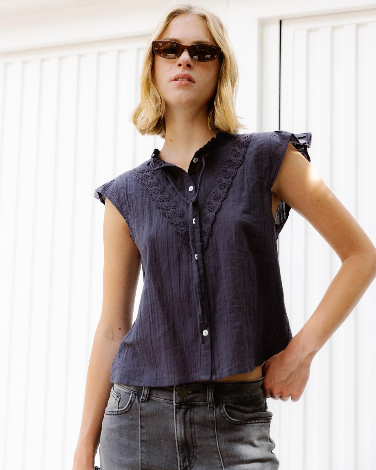 BLUSA SIN MANGA VOLANTE TROQUELADOS