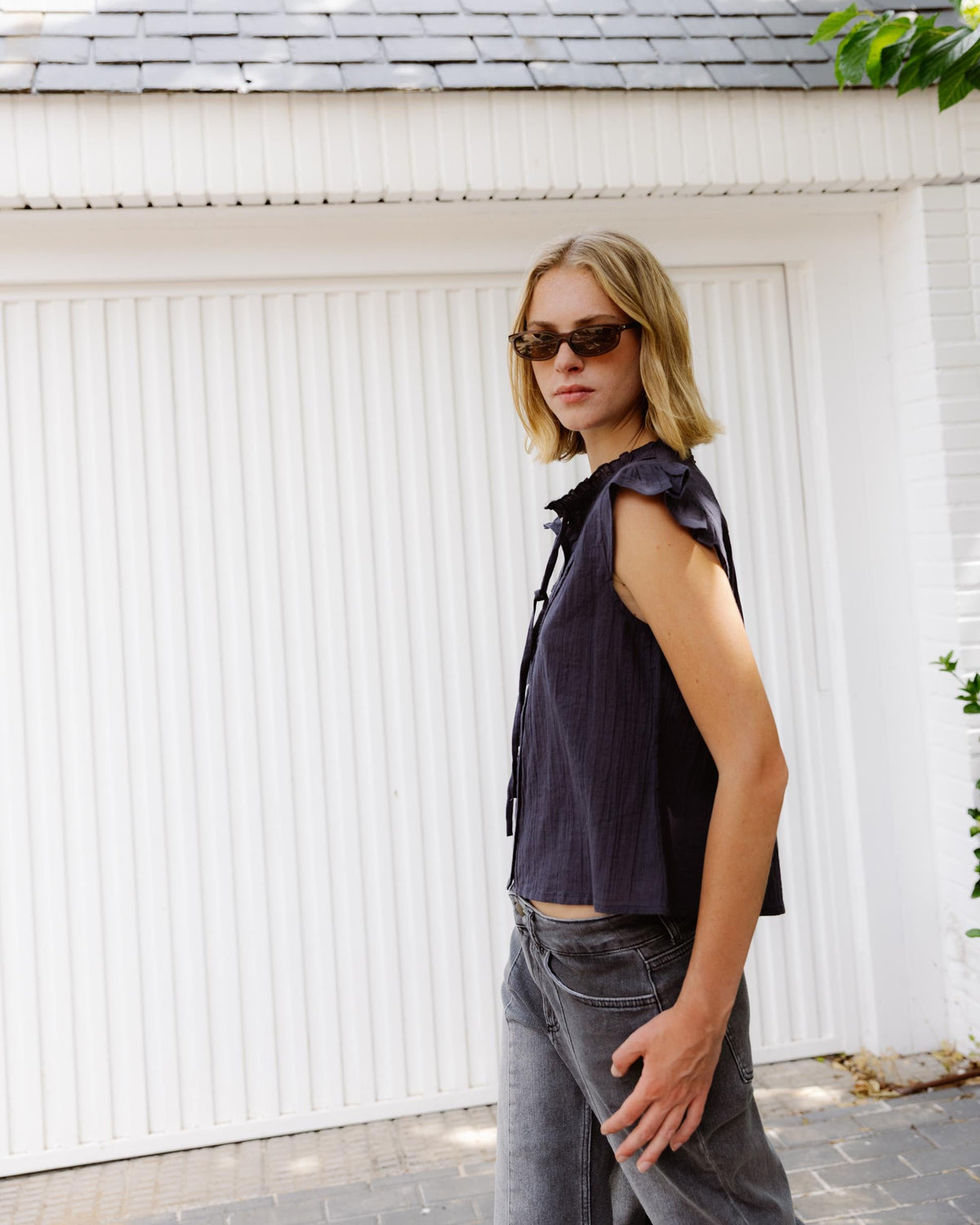 BLUSA SIN MANGA VOLANTE TROQUELADOS