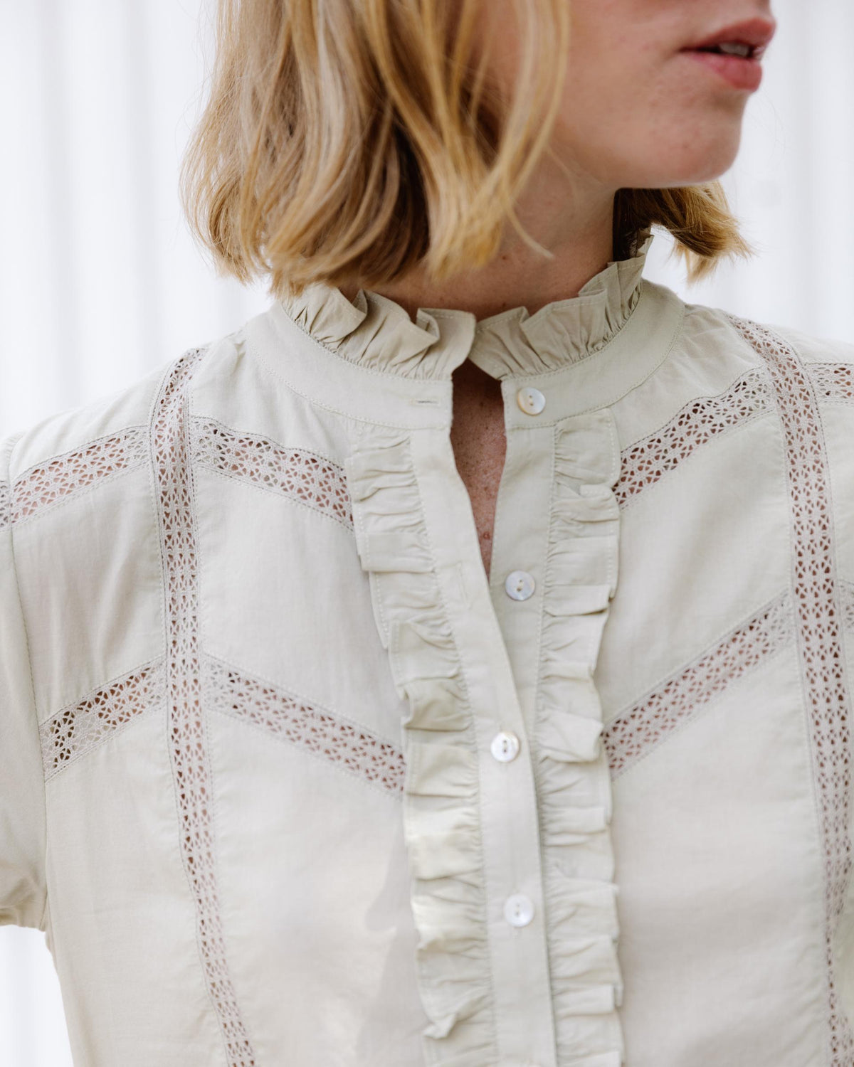 BLUSA PUNTILLAS VOLANTE DELANTERO
