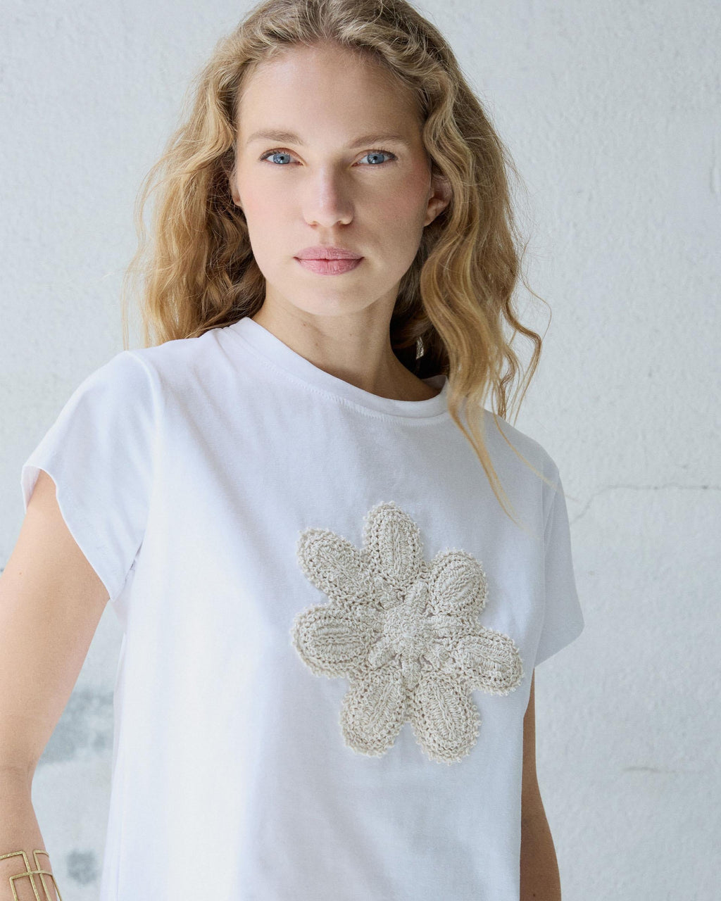 CAMISETA FLOR CROCHET