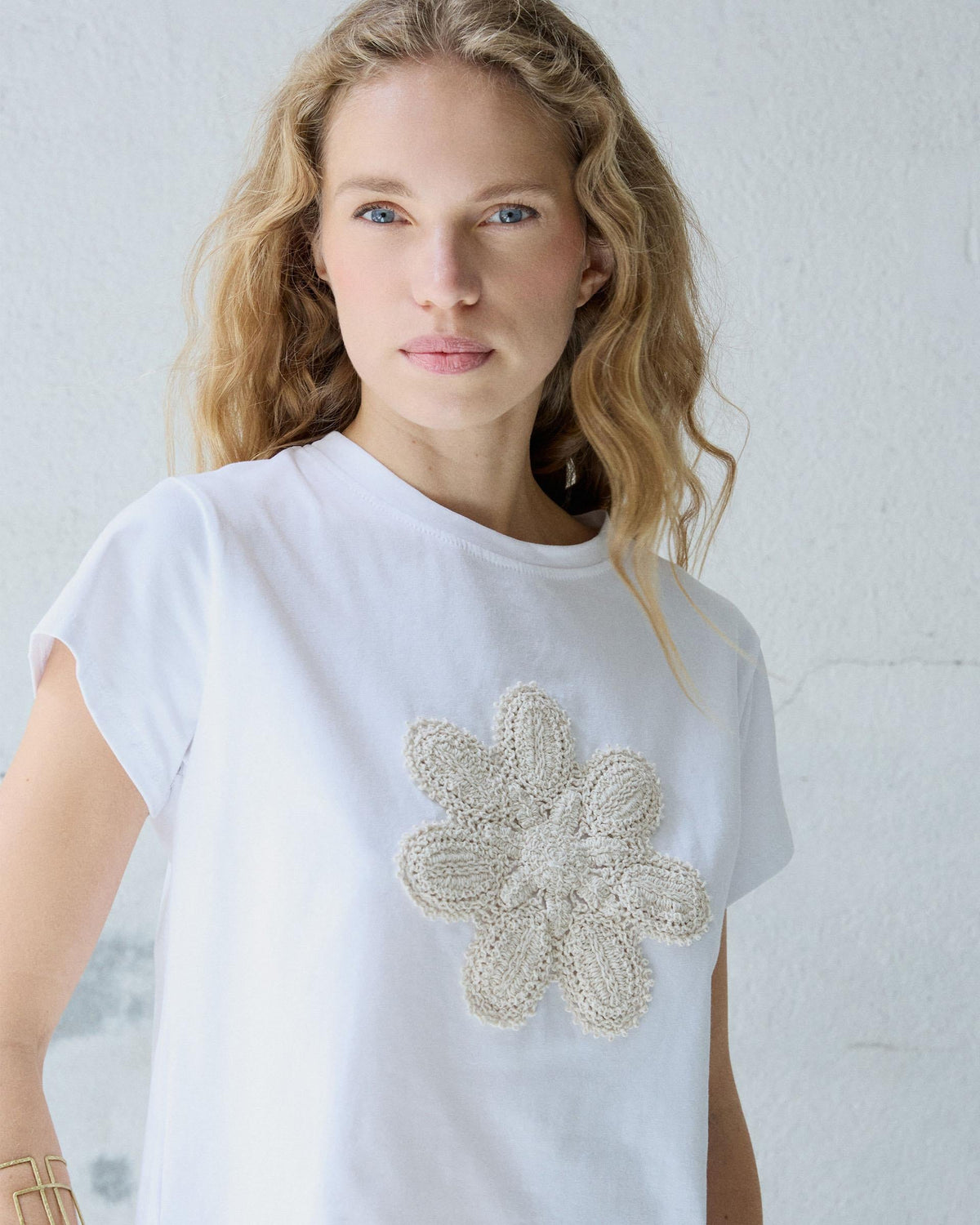 CAMISETA FLOR CROCHET