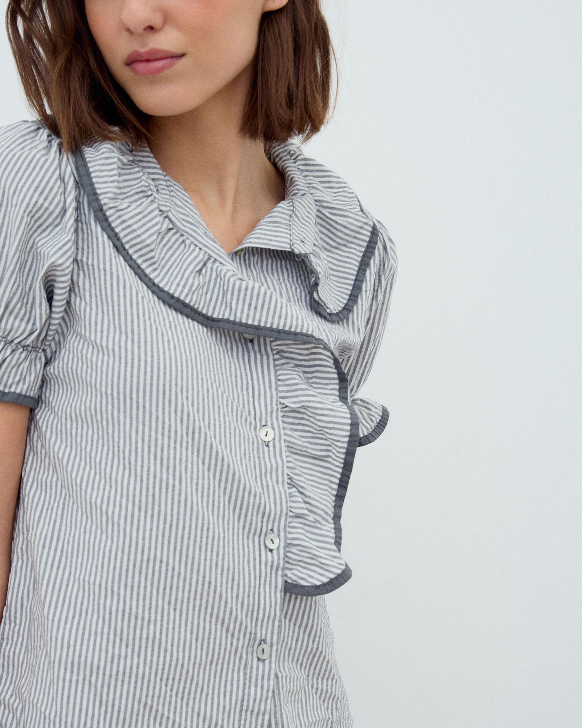 CAMISA VOLANTE LATERAL RIBETE