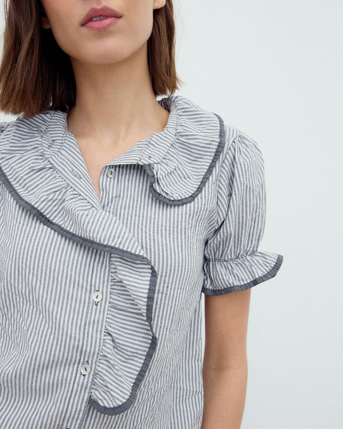 CAMISA VOLANTE LATERAL RIBETE