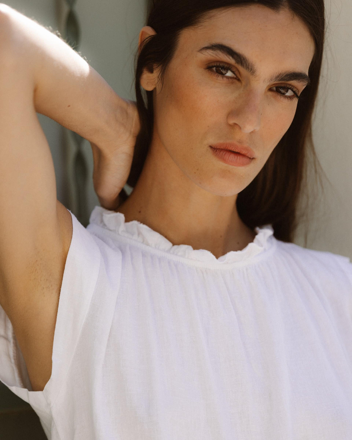 BLUSA SIN MANGAS CUELLO VOLANTE