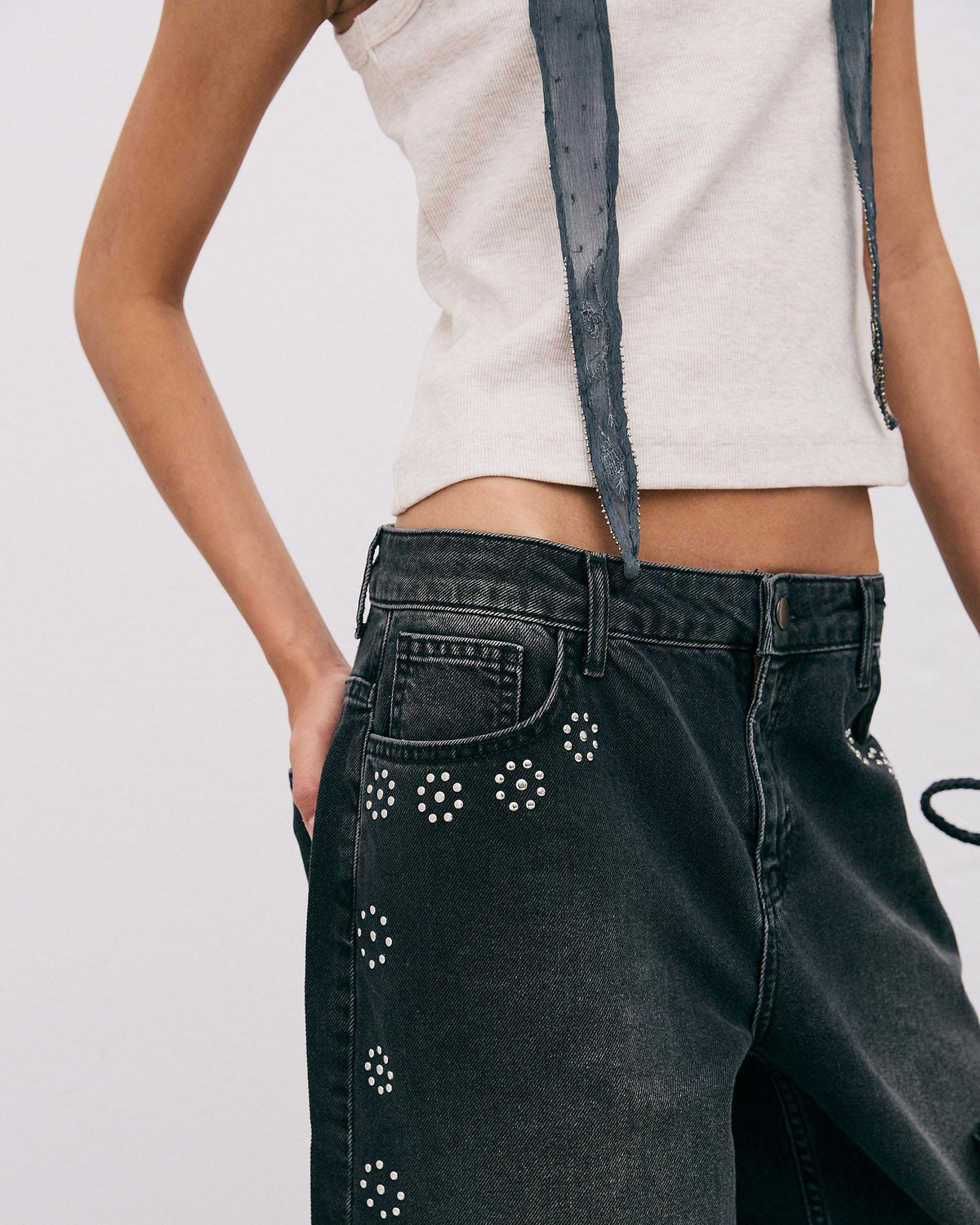 JEANS TACHUELAS FLORES