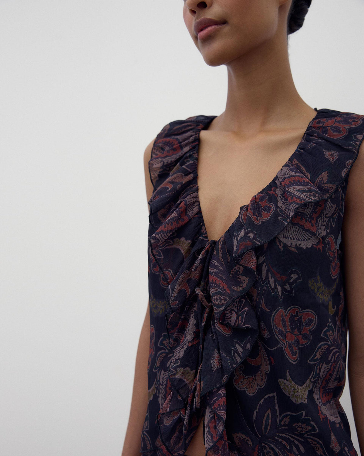 TOP SIN MANGAS VOLANTE LAZADAS ESTAMPADO