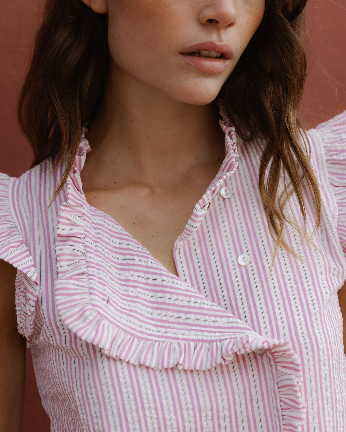 BLUSA SIN MANGAS VOLANTES RAYAS
