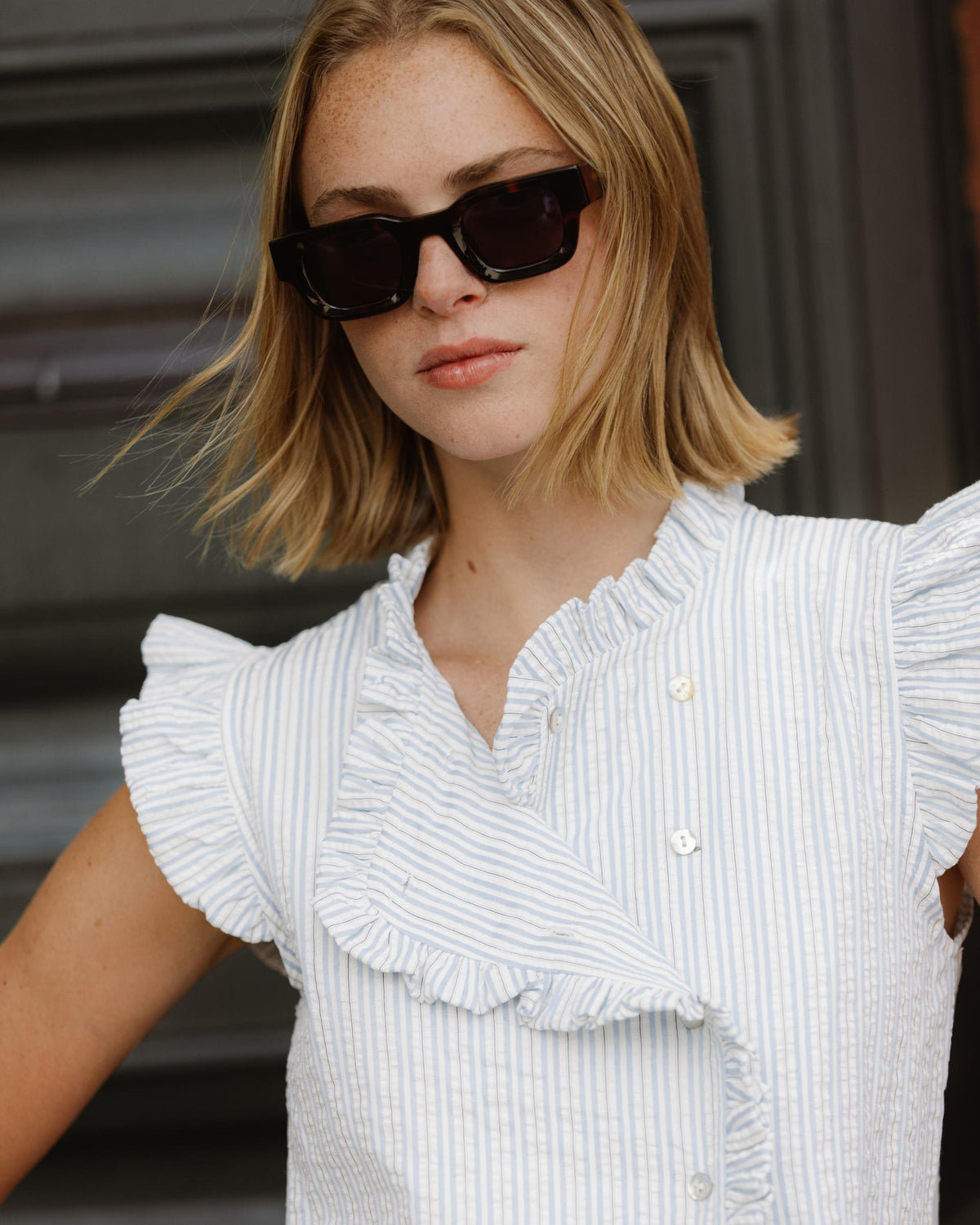 BLUSA SIN MANGAS VOLANTES RAYAS