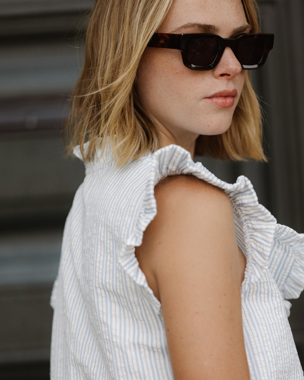 BLUSA SIN MANGAS VOLANTES RAYAS