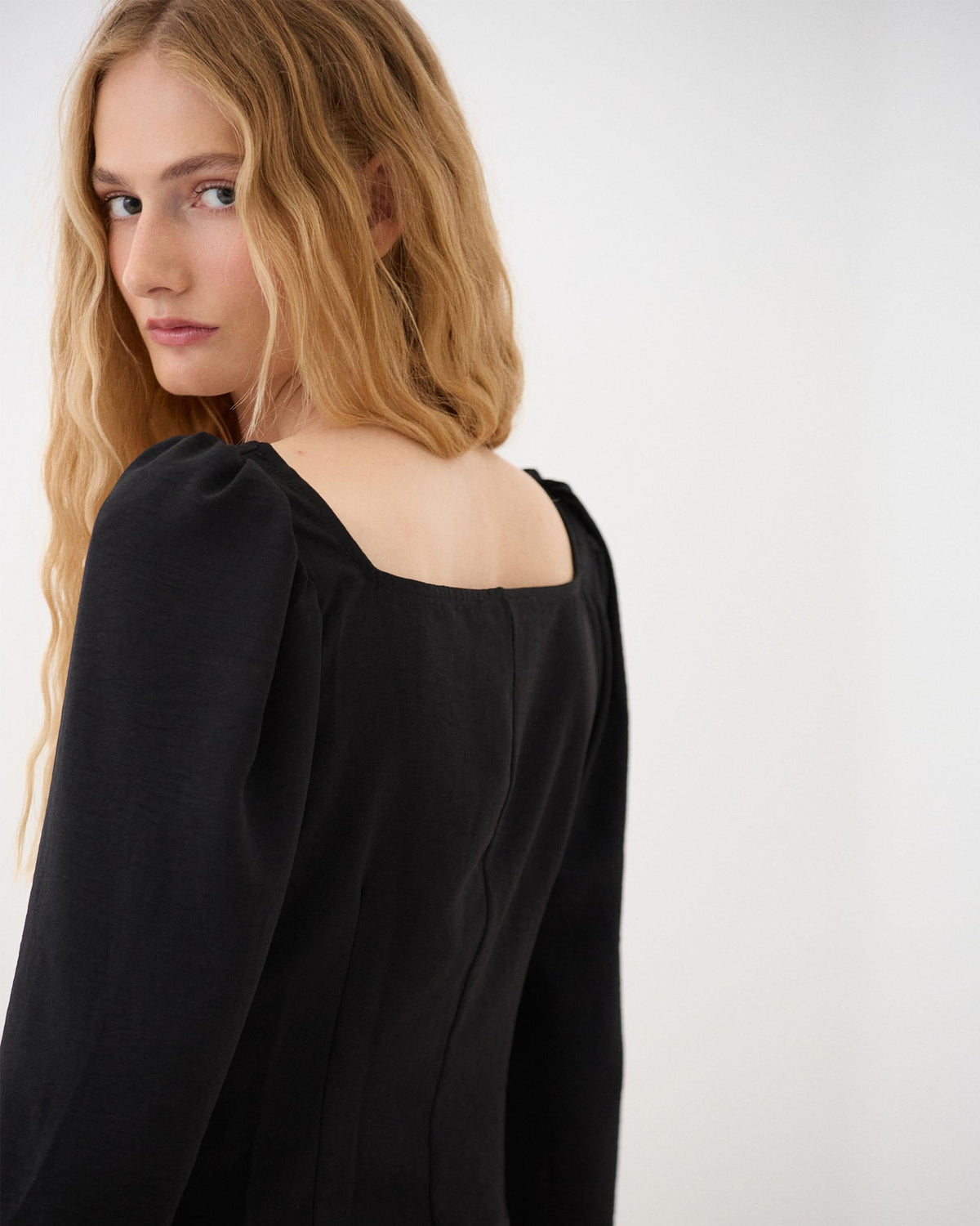 BLUSA ESCOTE CUADRADO