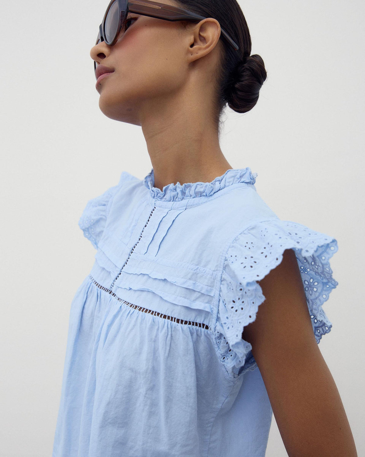 BLUSA MANGAS TROQUELADAS