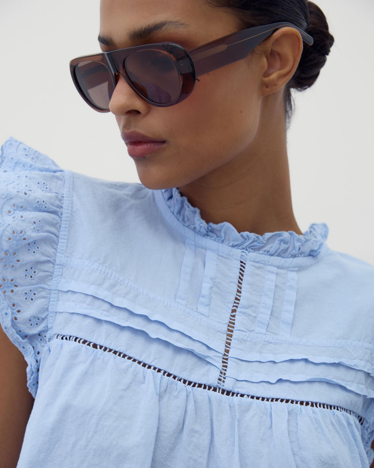 BLUSA MANGAS TROQUELADAS
