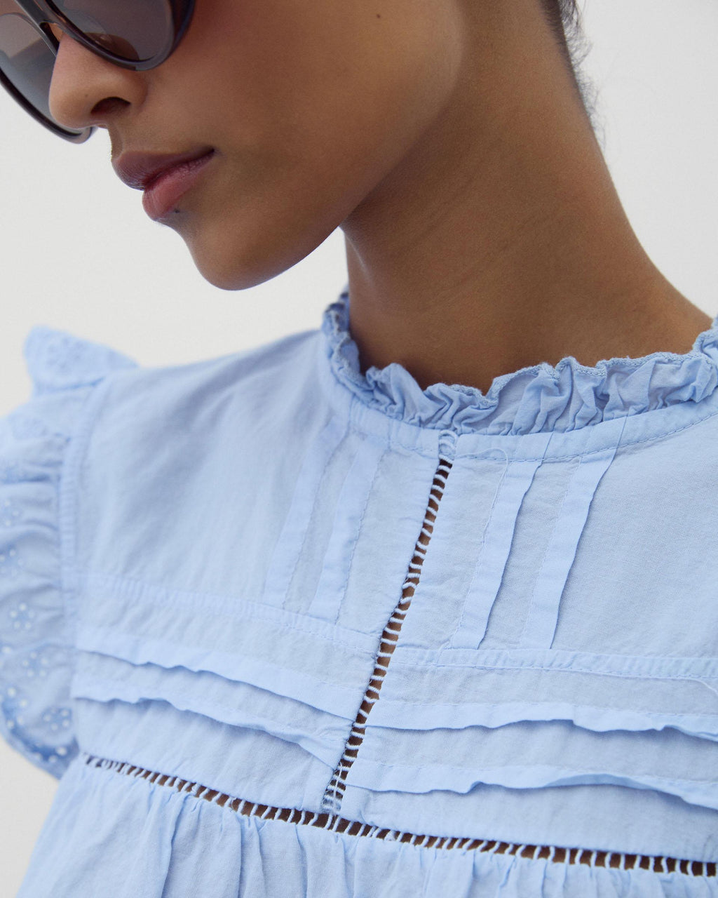 BLUSA MANGAS TROQUELADAS