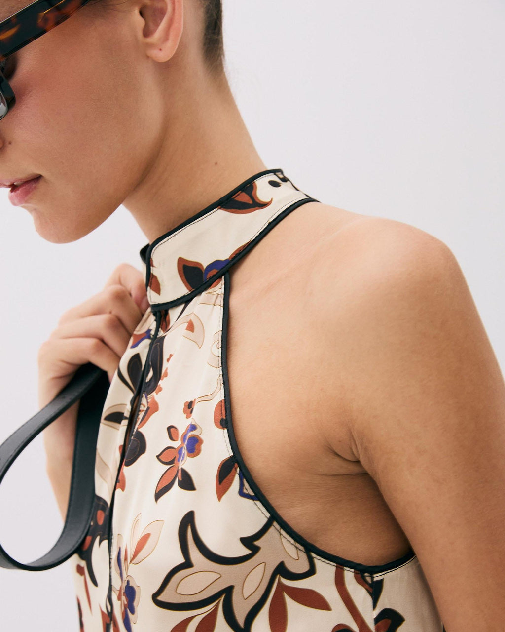 TOP CUELLO SUBIDO LAGRIMA ESTAMPADO FLORAL
